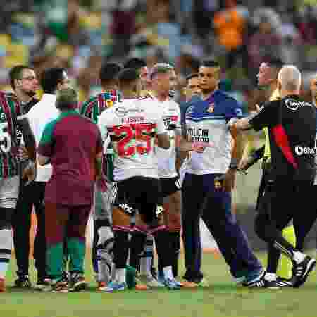 Fluminense vence São Paulo em “jogo das faixas“ marcado por cartões e  lesões