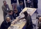Nigeriano enfrenta 10 rivais ao mesmo tempo no xadrez e vence todos; veja