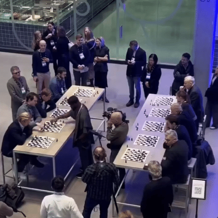 Tunde Onakoya superou dez oponentes no xadrez durante evento em janeiro