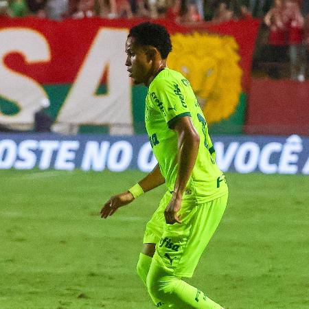 Lázaro, em ação pelo Palmeiras durante partida contra a Portuguesa pelo Paulistão