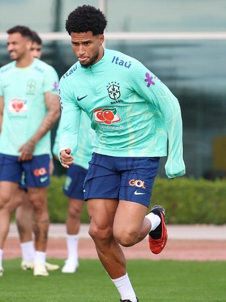 Murilo, zagueiro do Palmeiras, durante treino da seleção brasileira na Inglaterra