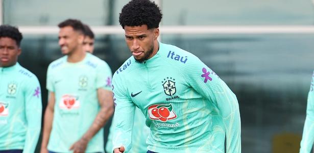 Murilo, zagueiro do Palmeiras, durante treino da seleção brasileira na Inglaterra