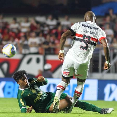 Arboleda e Endrick em ação no clássico São Paulo x Palmeiras, pelo Brasileirão - Jefferson Aguiar/Ag. Estado