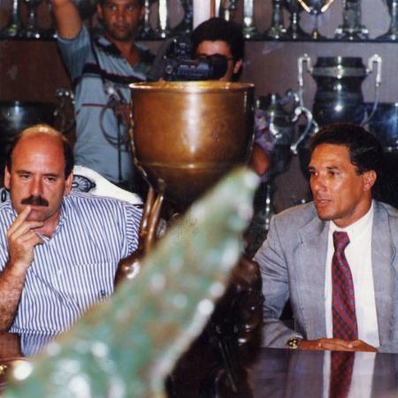 O técnico Vanderlei Luxemburgo ao lado do diretor de esportes da Parmalat, José Carlos Brunoro, durante apresentação do novo técnico da equipe do Palmeiras, em São Paulo, em 1993