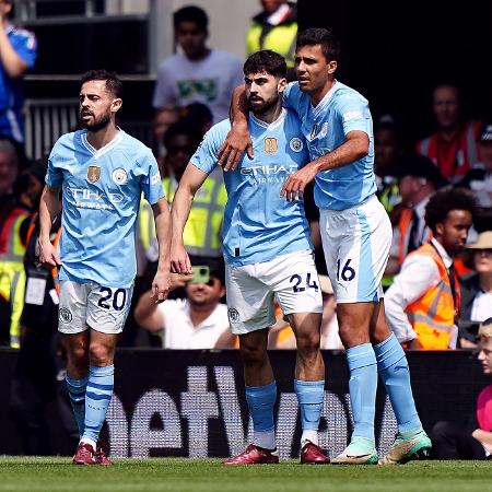 Jogadores do Manchester City comemoram gol de Gvardiol contra o Fulham pelo Campeonato Inglês