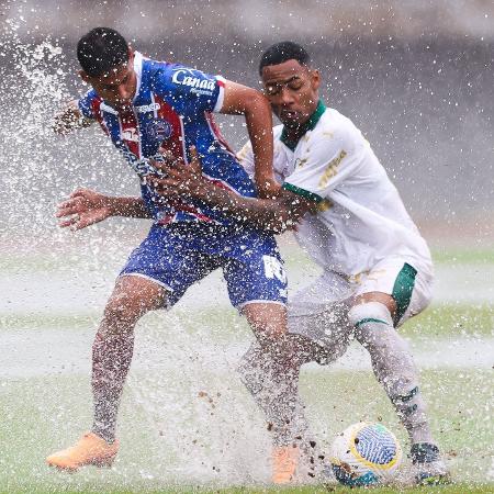 Jogadores de Bahia e Palmeiras disputam lance durante jogo pelo Brasileirão sub-20
