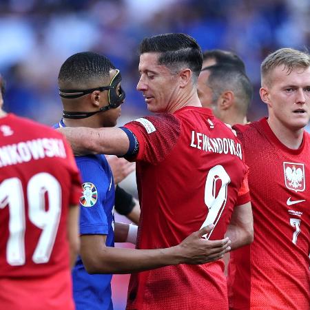 Lewandowski e Mbappé se abraçam após o empate entre Polônia e França, pela Eurocopa