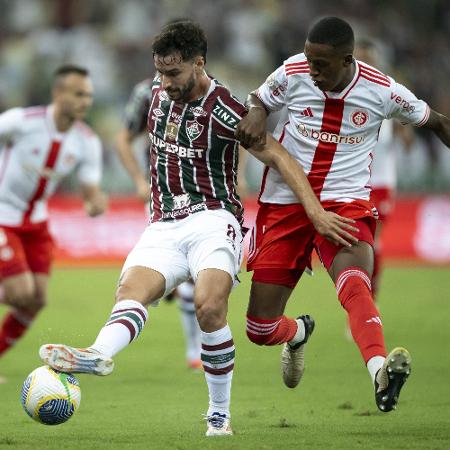 Martinelli e Robert Renan disputam a bola em Fluminense x Inter, duelo do Campeonato Brasileiro