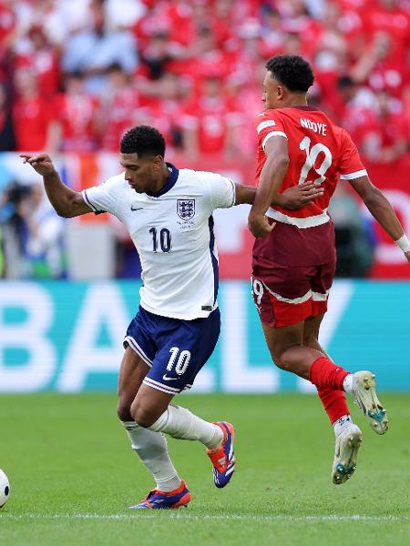 Jude Bellingham, da Inglaterra, e Dan Ndoye, da Suíça, durante a partida das quartas de final da Eurocopa