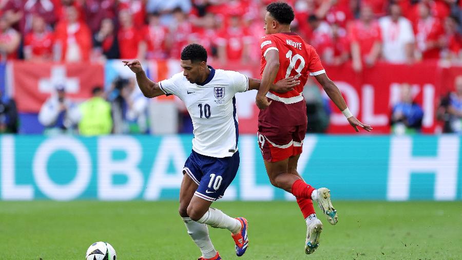 Jude Bellingham, da Inglaterra, e Dan Ndoye, da Suíça, durante a partida das quartas de final da Eurocopa