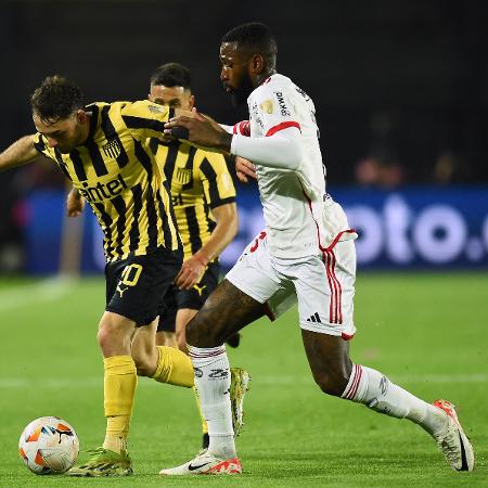 Gerson em ação durante jogo entre Peñarol e Flamengo pela Libertadores