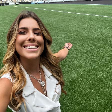 Yara Fantoni no gramado sintético da Arena MRV Yara Fantoni no gramado sintético da Arena MRV