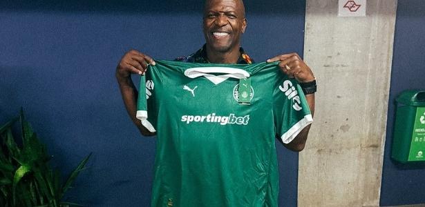 Terry Crews assiste jogo no Allianz Parque e posa com camisa do Palmeiras