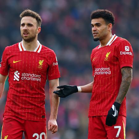 Diogo Jota e Luis Díaz em ação pelo Liverpool durante jogo da Premier League 2024/25 Diogo Jota e Luis Díaz em ação pelo Liverpool durante jogo da Premier League 2024/25