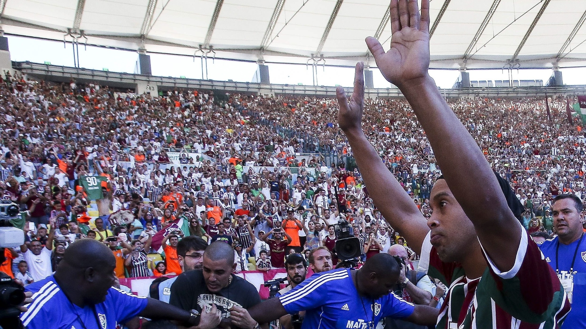 Ronaldinho agradece à torcida presente ao Maracanã antes do clássico Fluminense e Vasco