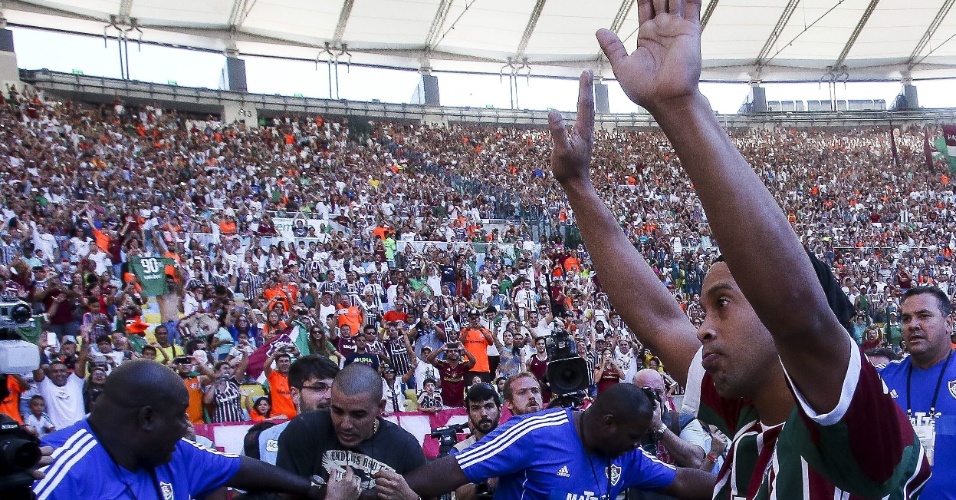 Ronaldinho agradece à torcida presente ao Maracanã antes do clássico Fluminense e Vasco