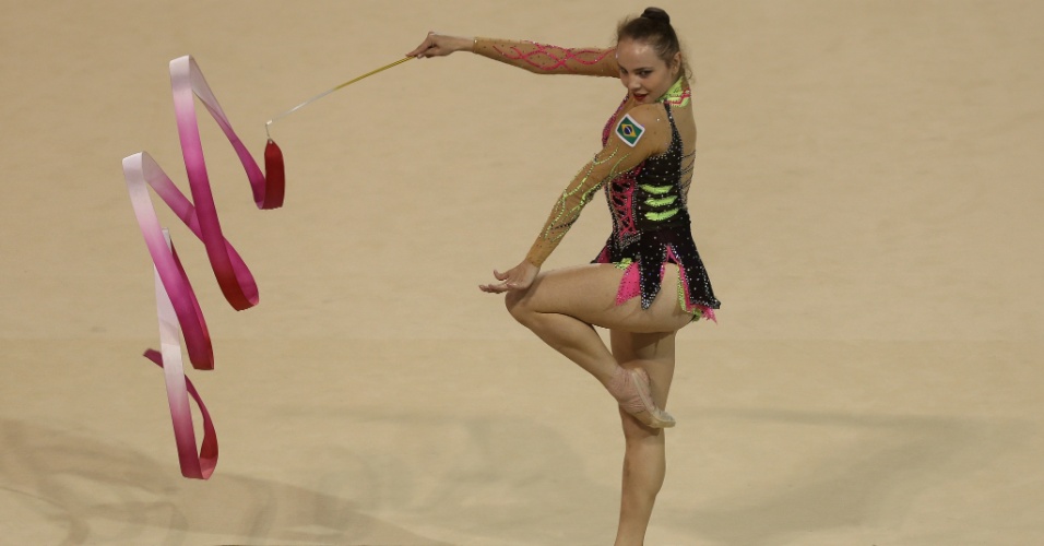 Angélica Kvieczynski se apresenta na final de individual com fitas. Brasileira ficou com a medalha de bronze
