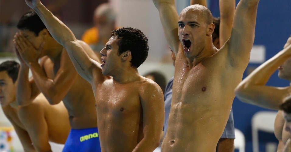 O nadador brasileiro João de Lucca comemora ouro no Pan