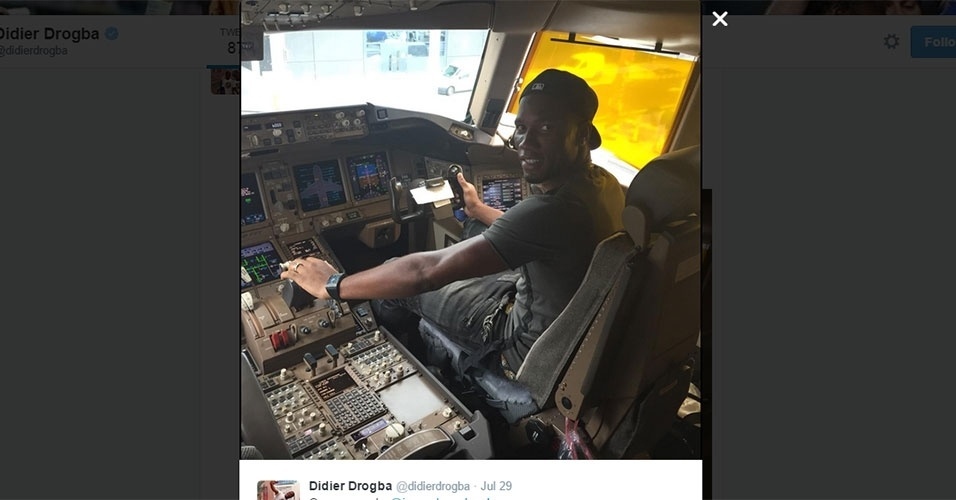 Drogba também brincou com um avião, mas não um jatinho. Ele posou como se estivesse no controle - Reprodução/Twiter