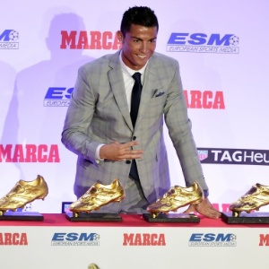 Cristiano Ronaldo recebe troféu de maior goleador da Europa. É a quarta vez que o portugês ganha o Bota de Ouro - AFP PHOTO / JAVIER SORIANO 