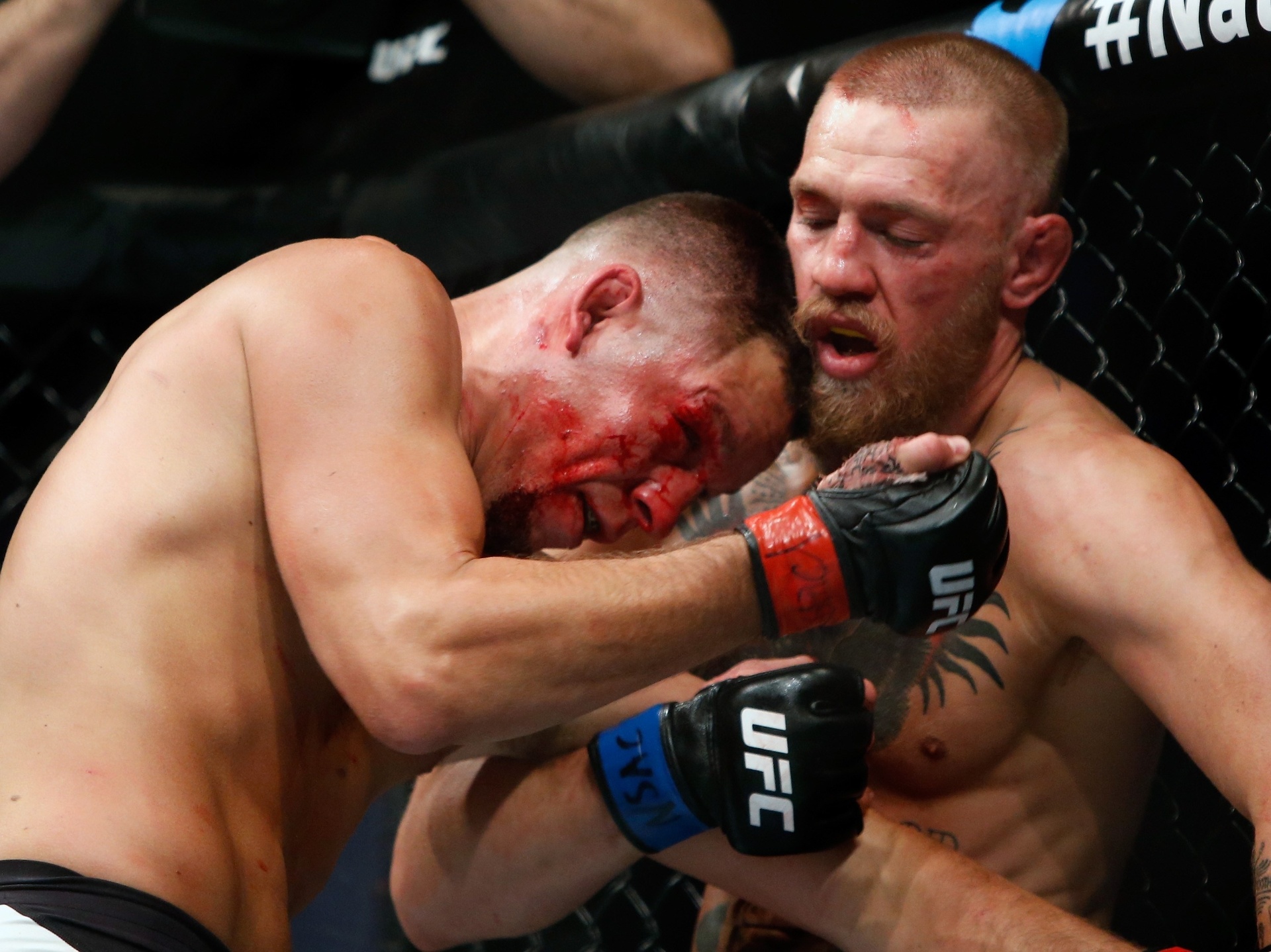 Em duelo sangrento, Conor McGregor (d) venceu Nate Diaz por decisão dos jurados no UFC 202 - Steve Marcus/Getty Images