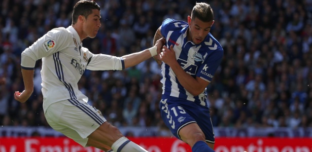 Theo Hernández disputa bola com Cristiano Ronaldo, possível futuro colega de elenco - SERGIO PEREZ/REUTERS