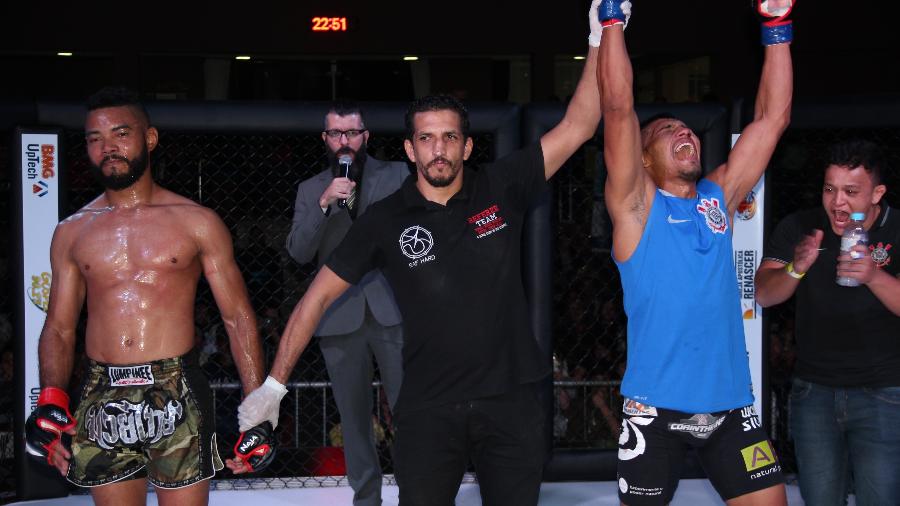 Inaildo Gojeba, lutador do Corinthians, celebra vitória no torneio de MMA gospel - Adriano Wilkson/UOL