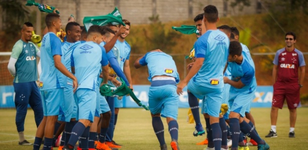 Vinícius Popó recebe trote no primeiro treino no sub-20 do Cruzeiro - Vinnicius Silva/Divulgação/Cruzeiro