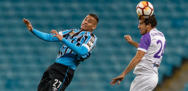 Thonny Anderson disputa a bola pelo alto no jogo entre Grêmio e Defensor - Jeferson Guareze/AGIF - Jeferson Guareze/AGIF