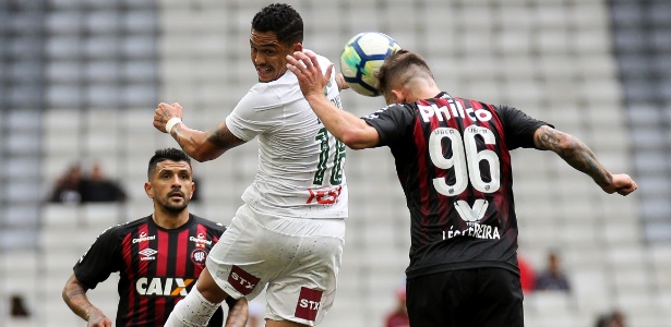 Luciano e Léo Pereira disputam a bola pelo alto no jogo entre Atlético-PR e Fluminense - LUCAS MERÇON / FLUMINENSE F.C. - LUCAS MERÇON / FLUMINENSE F.C.