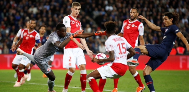 Cavani aproveita falha do goleiro e marca para o PSG contra o Reims - REUTERS/Christian Hartmann - REUTERS/Christian Hartmann