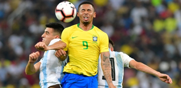 O atacante Gabriel Jesus em lance do amistoso entre Brasil e Argentina - REUTERS/Waleed Ali 