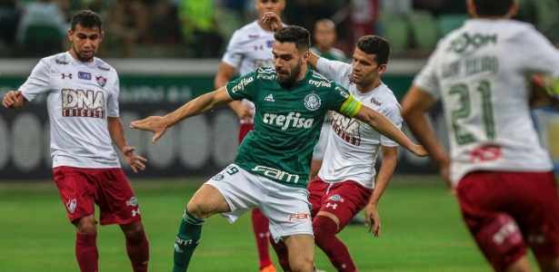 Bruno Henrique, do Palmeiras, domina a bola em meio a jogadores do Fluminense - Ale Cabral/AGIF