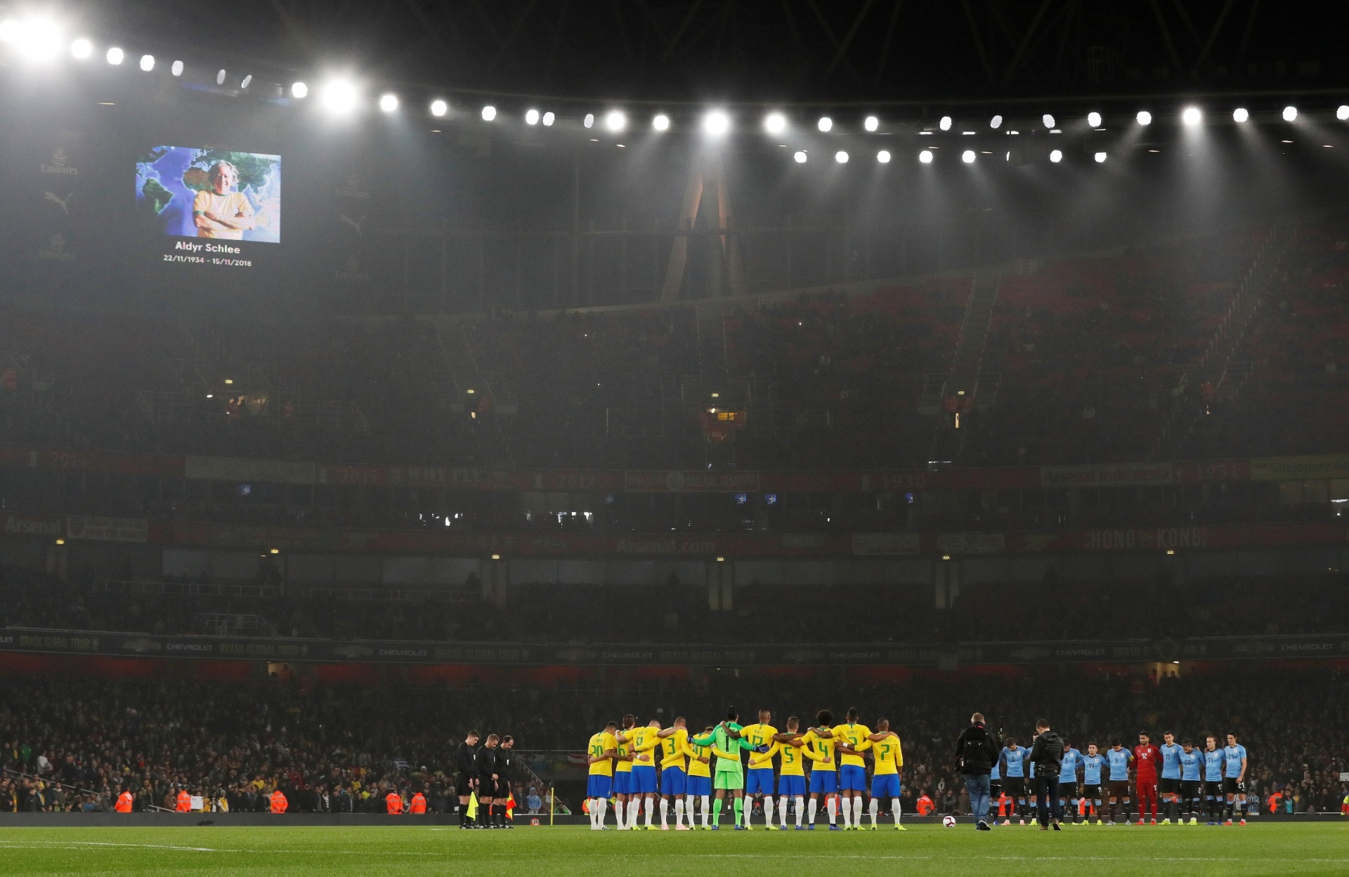 Seleções brasileira e uruguaia respeitam minuto de silêncio em homenagem a Aldyr Schlee - Reuters/Peter Cziborra ORG