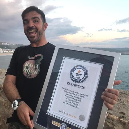 Rodrigo Koxa posa com certificado do Guinness Book por maior onda já surfada na história Rodrigo Koxa posa com certificado do Guinness Book por maior onda já surfada na história
