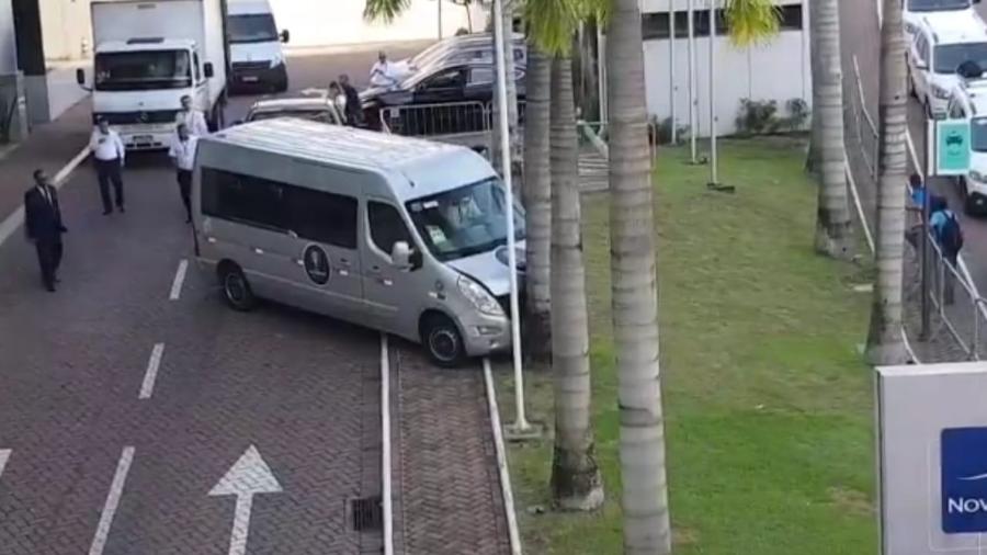 Van da Argentina perdeu o controle e bateu em árvore na porta do hotel - Reprodução