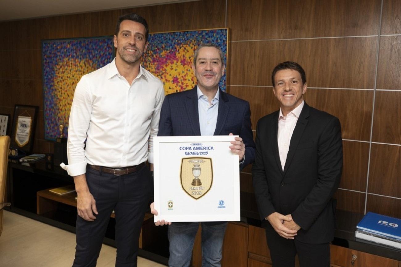 Juninho Paulista posa com Edu Gaspar e Rogério Caboclo