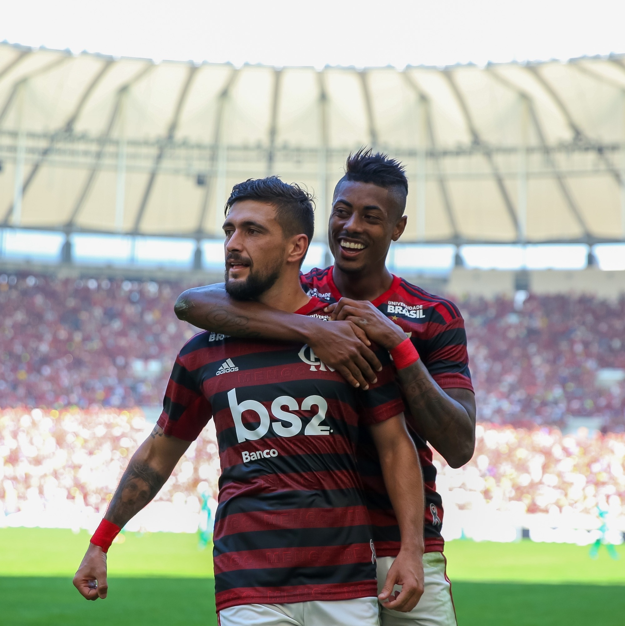Arrascaeta brilha em vitória do Flamengo e leva rubro-negros ao