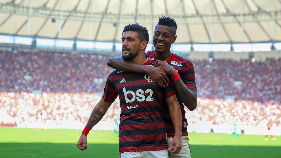 Arrscaeta, abraçado por Bruno Henrique, foi o destaque na vitória do Fla sobre o Goiás - Buda Mendes/Getty Images