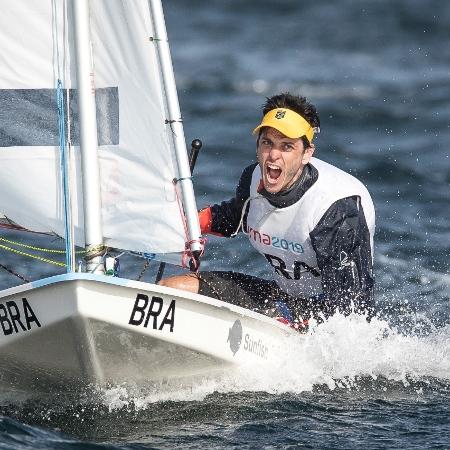 Matheus Dellagnelo comemora o ouro na classe sunfish - Jonne Roriz / COB - Jonne Roriz / COB