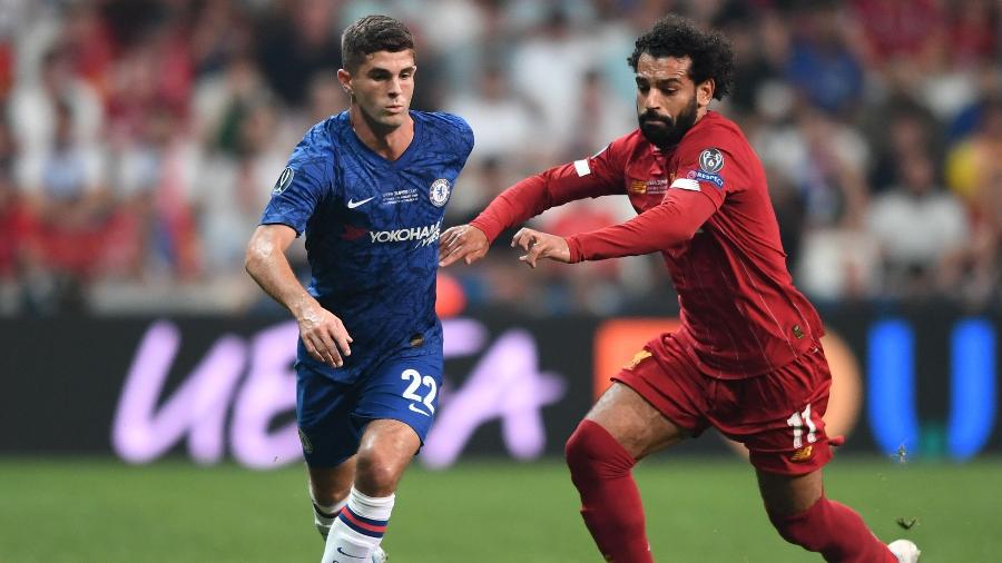 Pulisic, do Chelsea, disputa a bola com Salah, do Liverpool - OZAN KOSE / AFP