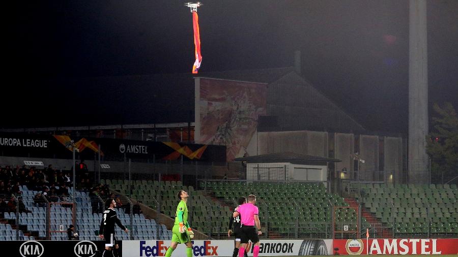 Jogadores tentam derrubar drone na Liga Europa  - REUTERS/Francois Walschaerts 