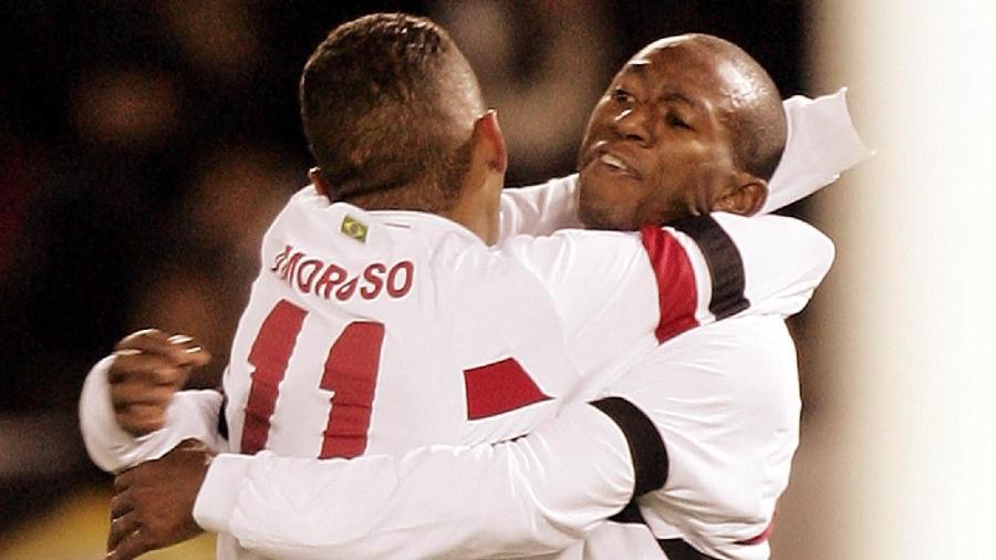 Mineiro e Amoroso se abraçam após gol do São Paulo na final do Mundial de Clubes de 2005 - AFP PHOTO / Toshifumi KITAMURA