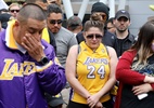 Fãs homenageiam Kobe ao lado de pessoas em trajes de gala rumo ao Grammy