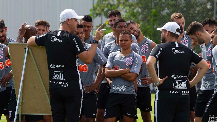 Jogadores do Corinthians escutam o técnico Tiago Nunes em treino realizado no CT Joaquim Grava em fevereiro  - Daniel Augusto Jr./Agência Corinthians