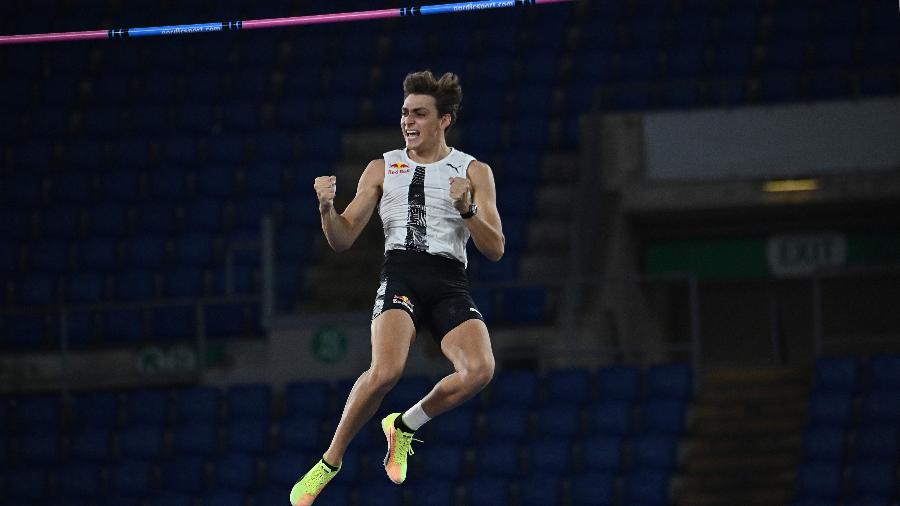 Mondo Duplantis bate recorde mundial do salto com vara - ANDREAS SOLARO/AFP