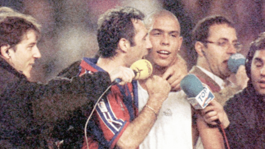 Hristo Stoichkov e Ronaldo atuaram juntos com a camisa do Barcelona em 1996 - Gustau Nacarino / Reuters
