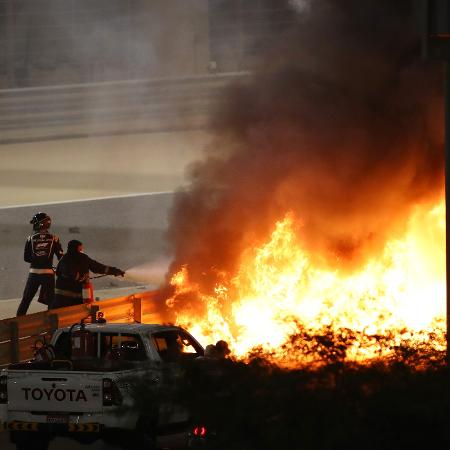 Comissários apagam fogo após acidente com Romain Grosjean no Bahrein - Bryn Lennon/Getty Images