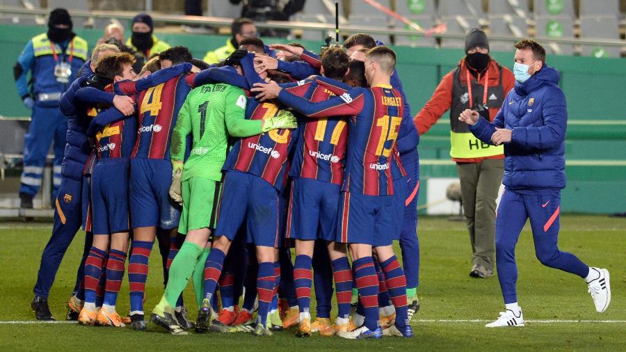 Jogadores do Barcelona comemoram vaga na final da Supercopa da Espanha - CRISTINA QUICLER/AFP