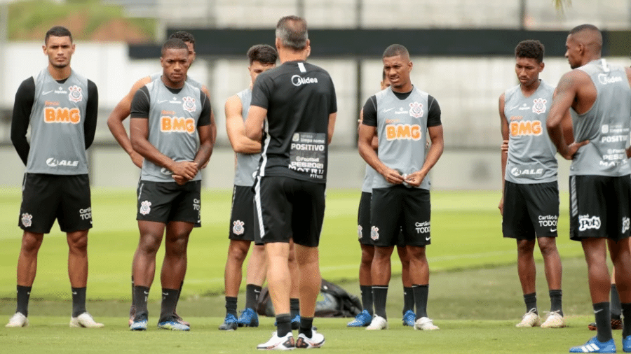 Vagner Mancini, técnico do Corinthians, conversa com jogadores da base - Divulgação/Corinthians